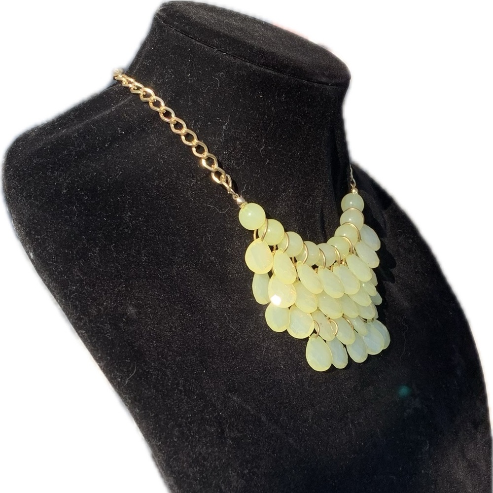Tahari Elegant Gold chain yellow Cream beads statement Necklace 20” - Picture 4 of 7